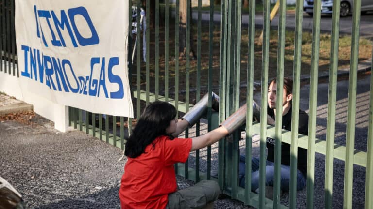 Ativistas climáticos bloqueiam entrada do Conselho de Ministros
