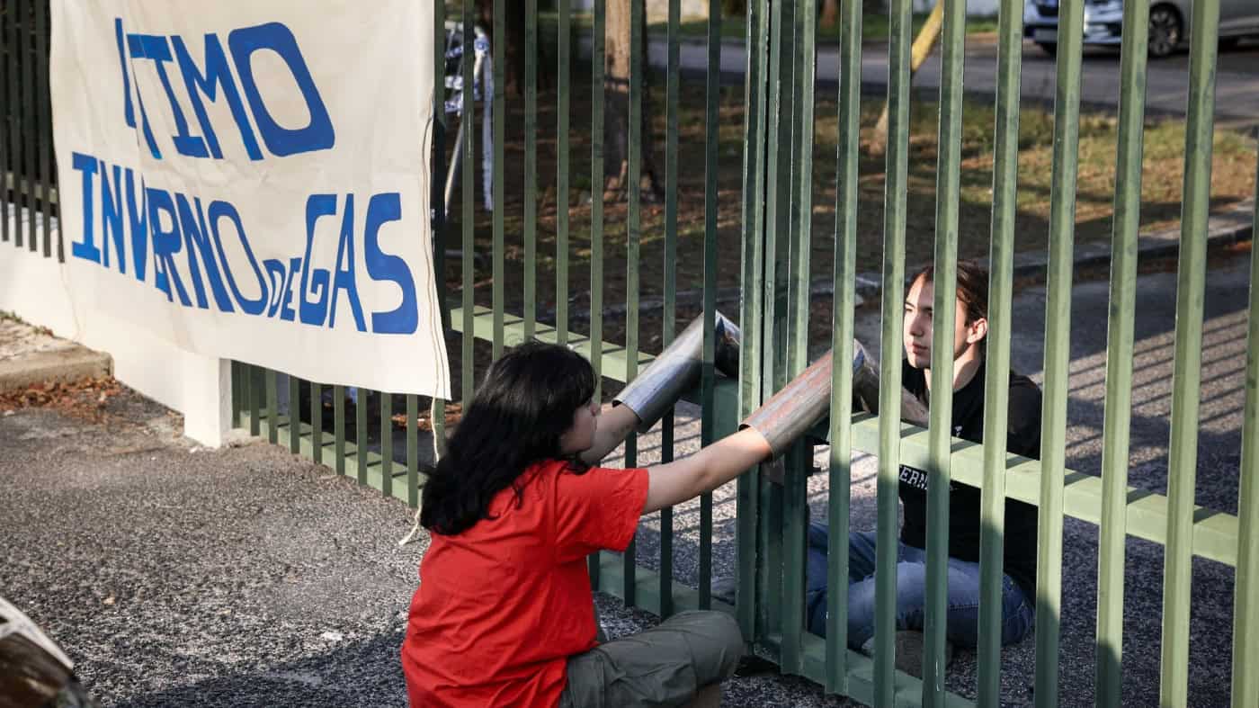 Ativistas climáticos bloqueiam entrada do Conselho de Ministros