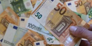 Governo revê em baixa peso da dívida para 106,1% do PIB 