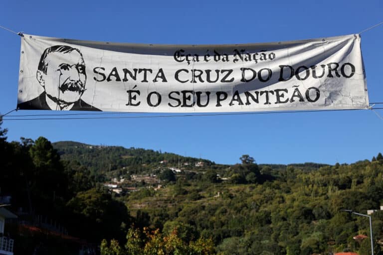 Mais de 50 pessoas contestam trasladação de restos mortais de Eça para Lisboa