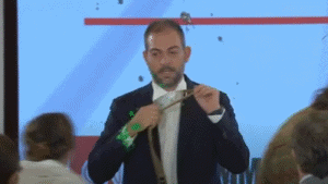 Ministro do Ambiente atacado em palco com tinta verde&nbsp;