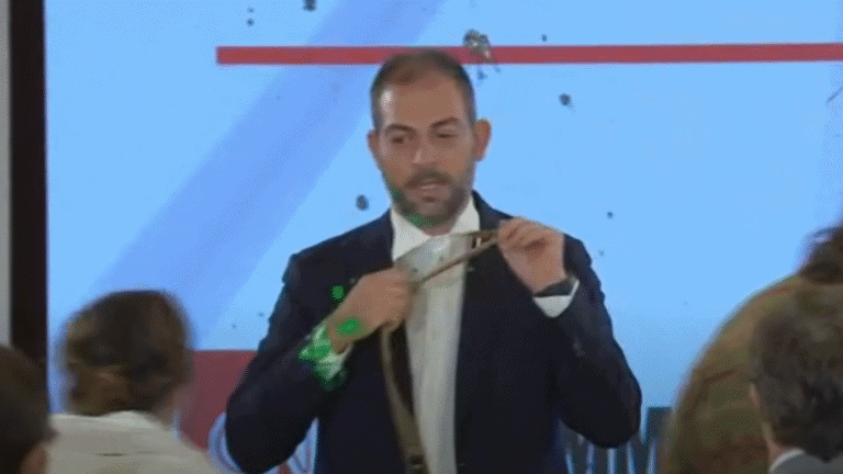 Ministro do Ambiente atacado em palco com tinta verde