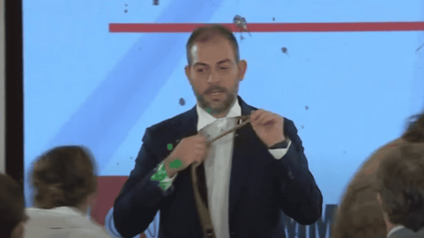 Ministro do Ambiente atacado em palco com tinta verde&nbsp;