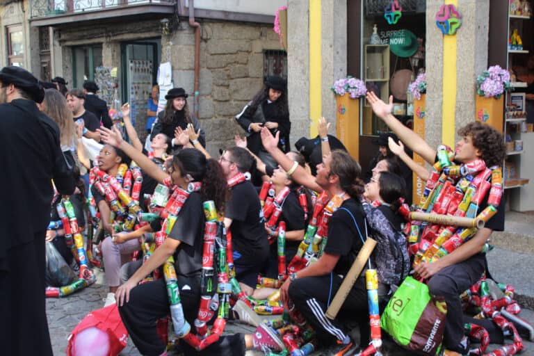 Milhares de estudantes e latas invadem ruas de Guimarães