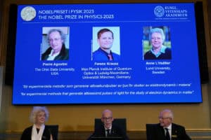 Prémio Nobel da Física atribuído a três cientistas por trabalho com eletrões 
