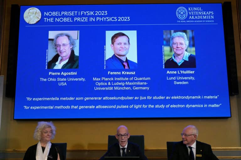 Prémio Nobel da Física atribuído a três cientistas por trabalho com eletrões