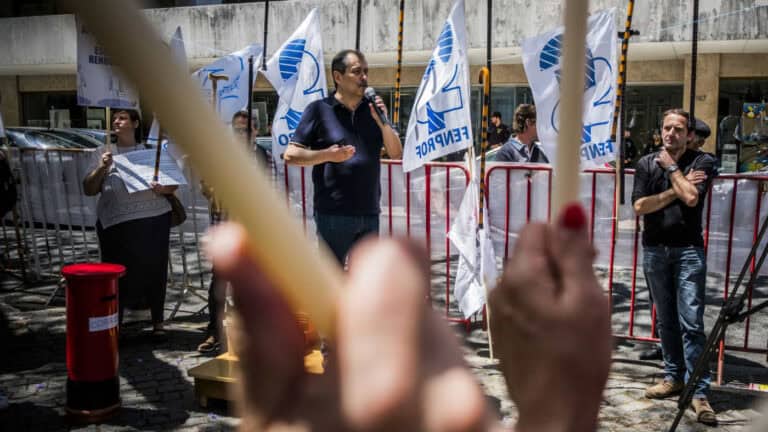Docentes e educadores de todo o país em greve por melhores condições de trabalho