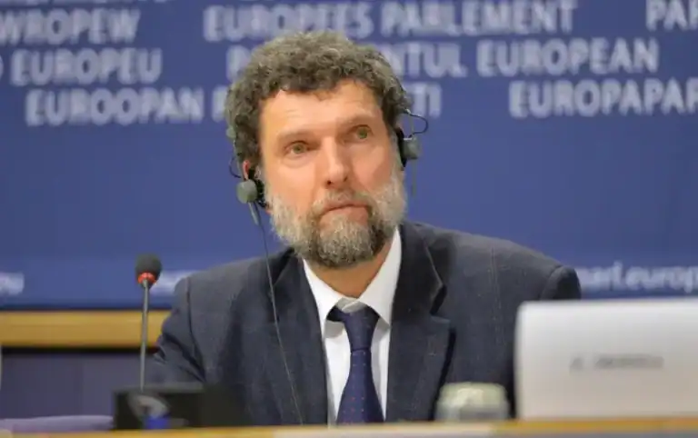 Ativista turco Osman Kavala recebe prémio de direitos humanos