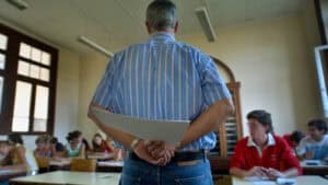 Proposta de OE2024 prevê verbas para apoiar professores deslocados 