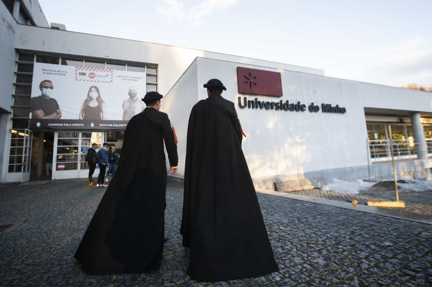 Valor das propinas mantém-se, mas será devolvido a quem ficar a trabalhar no país