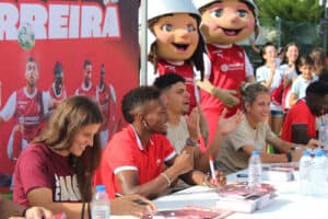 Atletas do SC Braga animam crianças do Externato Paulo VI