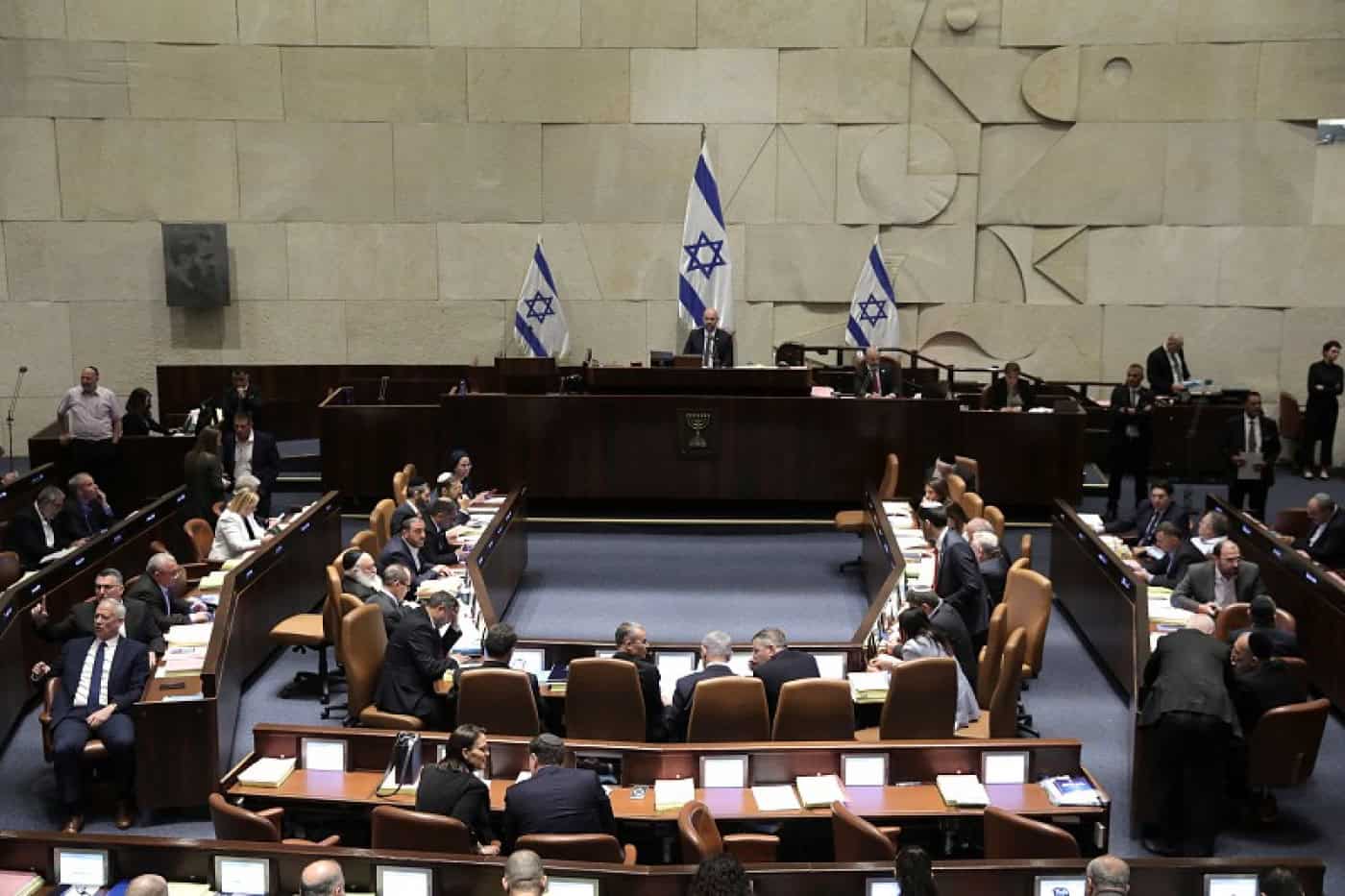 Parlamento de Israel aprova Governo de emergência de Netanyahu com oposição&nbsp;