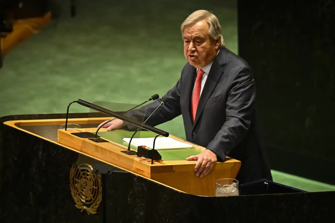 "Até guerras têm regras" e mover palestinianos pode ser impossível, diz Guterres