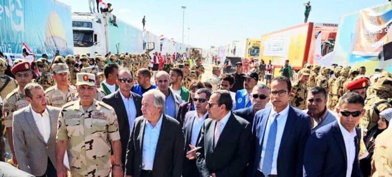 Guterres foi ao muro de Rafah apelar à passagem de 20 camiões que podem evitar “a morte” de 2 milhões