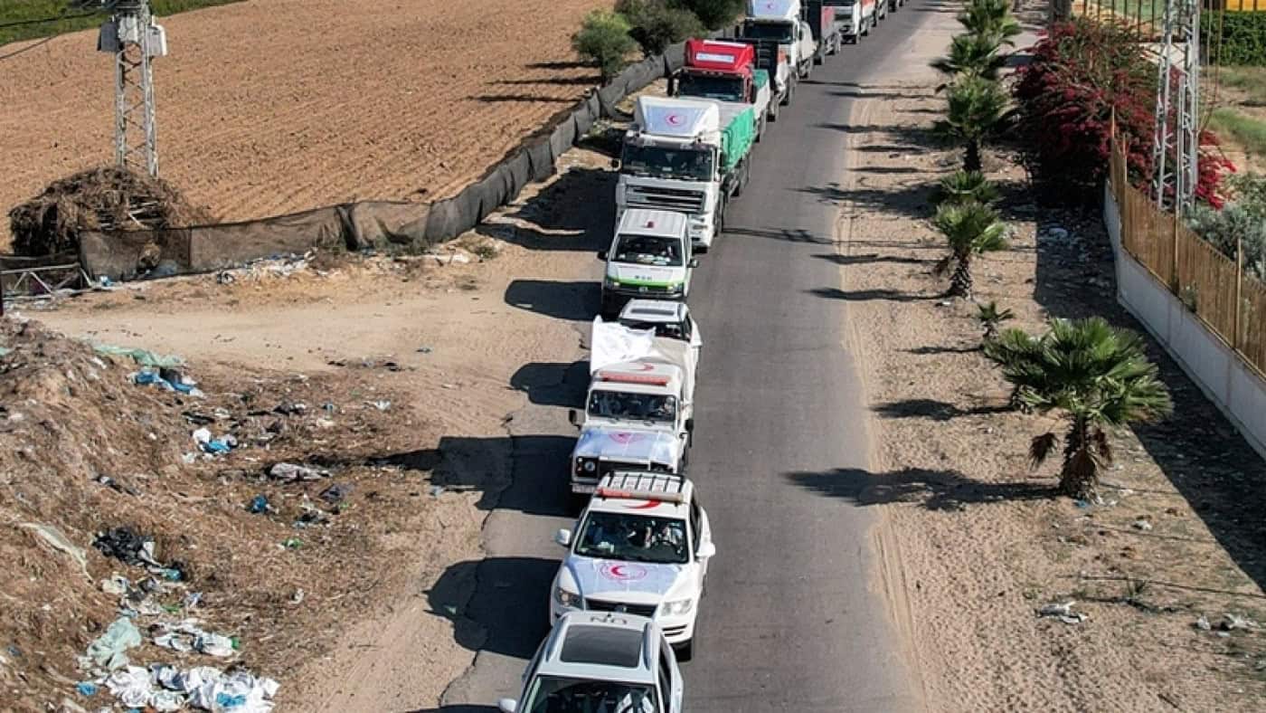 Israel aumenta ataques a Gaza após chegada de ajuda humanitária e cimeira da paz