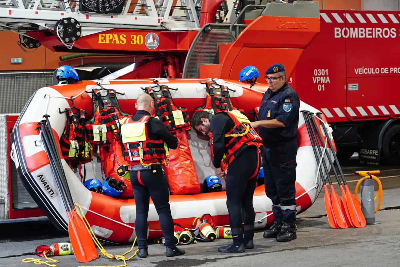 Bombeiros Sapadores de Braga apetrechados para resgate em águas bravas