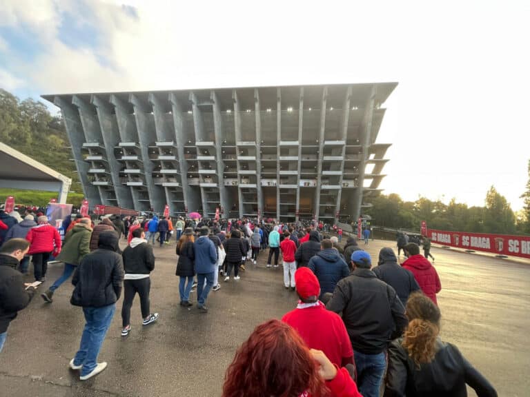 Adeptos começam a entrar no Estádio Municipal de Braga