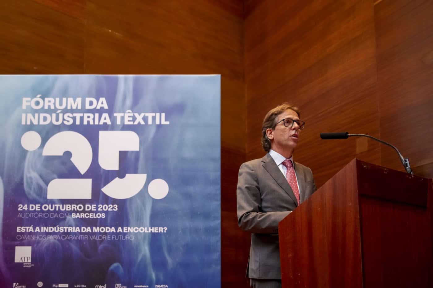 Autarcas do quadrilátero querem medidas para mitigar efeitos da crise no têxtil