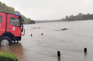 Carros submersos pelo rio em Ponte de Lima 