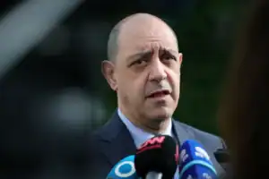 Pizarro recusa criar “novos fatores de desequilíbrio” com aumentos salariais dos médicos&nbsp;