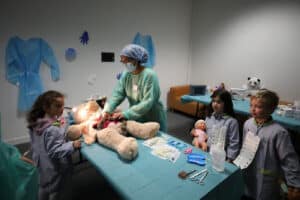 Crianças podem levar os bonequinhos ao Hospital entre quarta-feira e sábado