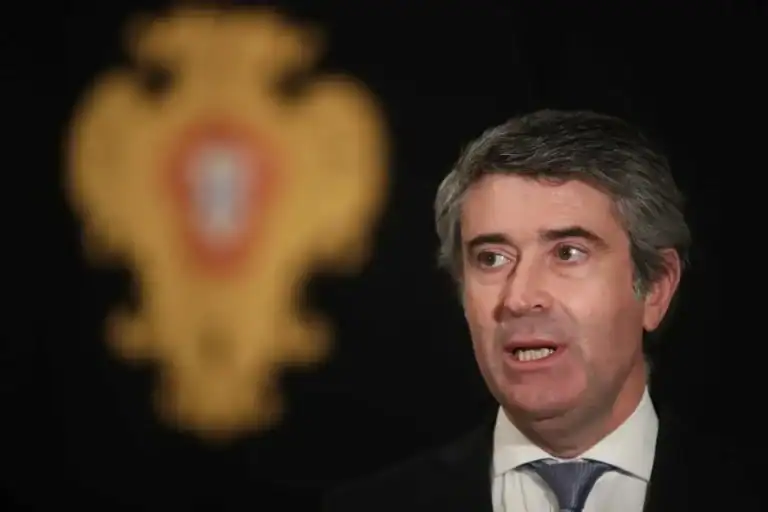 José Luís Carneiro candidata-se ao PS com “espírito de firmeza e pés na terra”