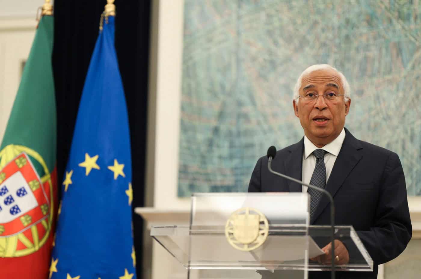 Costa diz-se envergonhado com dinheiro no gabinete de Escária e pede desculpa