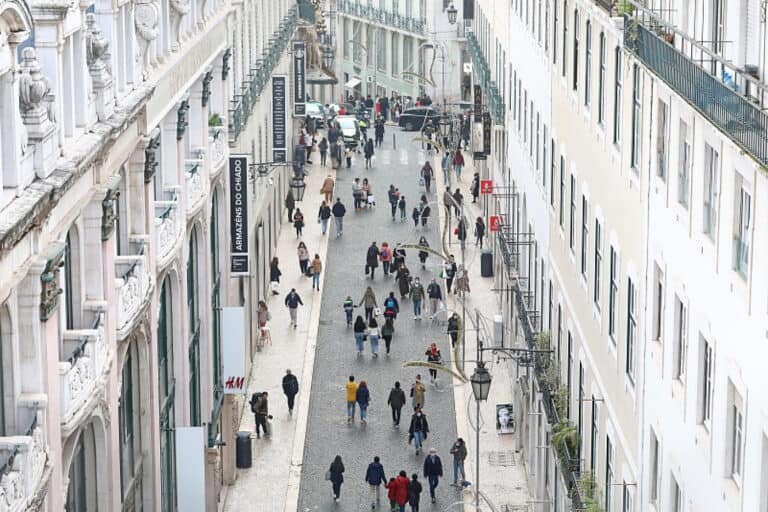 Mais 70% dos portugueses cortam gastos diários