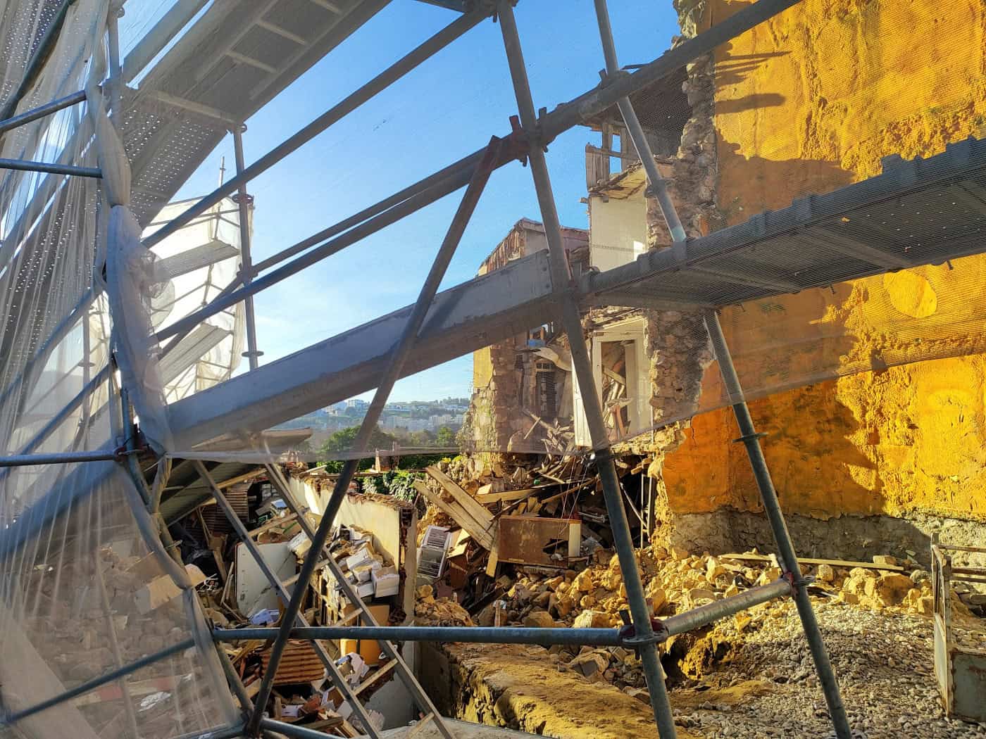 Obra provoca queda parcial de casa no centro de Braga. Idosa saiu por indicação dos operários