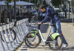 Passes gratuitos de transportes vão também abranger bicicletas partilhadas
