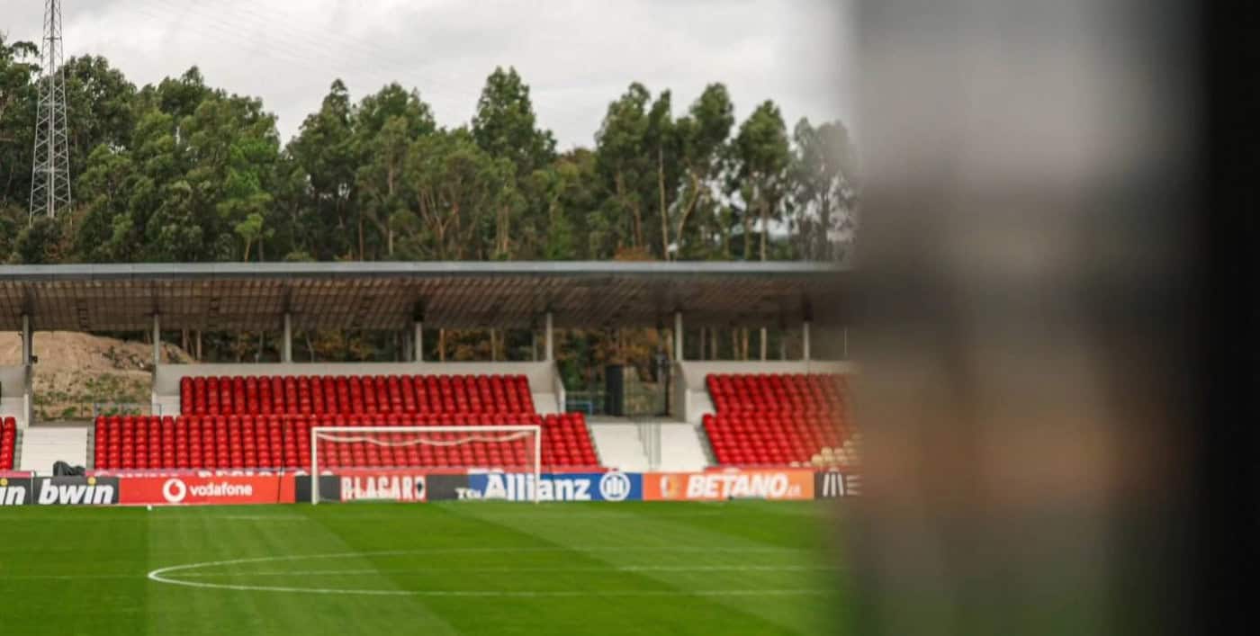 Dérbi minhoto encerra jornada 13