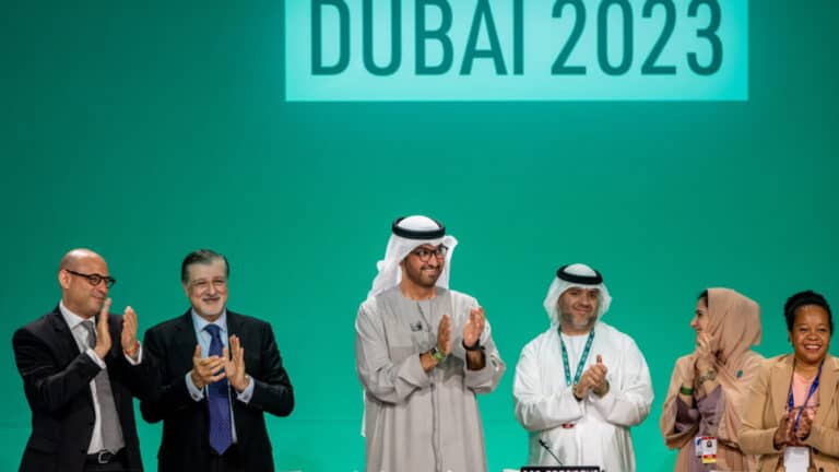 Transição energética. COP28 aprova acordo para afastar países dos combustíveis fósseis&nbsp;