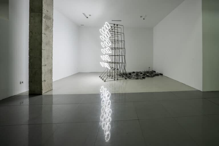 zet gallery expõe mostra que convida a refletir sobre as pressões exercidas pelas redes sociais