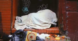 Mais de 10.700 pessoas viviam como sem-abrigo em 2022 