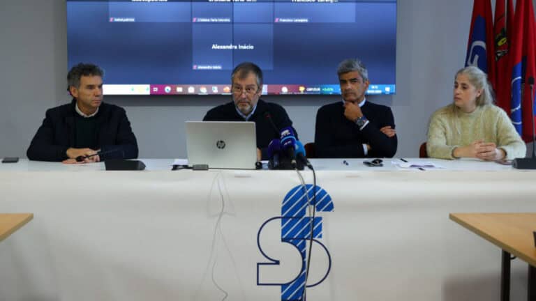 Cerca de 40.000 alunos recomeçam as aulas sem terem todos os professores