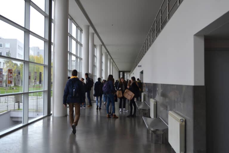 Estudantes do Superior perdem bolsa se viverem com avós ou tios