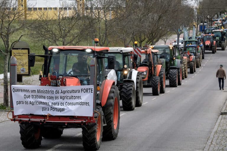 Protesto de agricultores bloqueia Estrada Nacional 4 em Elvas