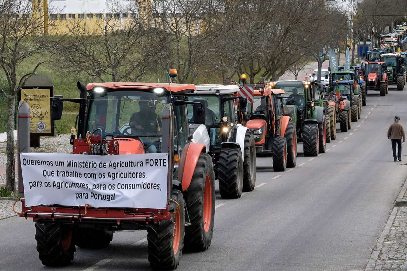 Protesto de agricultores bloqueia Estrada Nacional 4 em Elvas