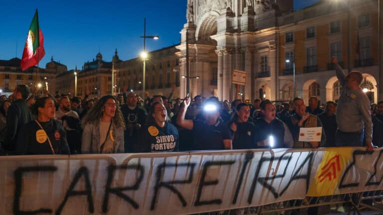Bombeiros reivindicam "vontade política" para criar uma carreira em concentração frente ao MAI&nbsp;