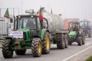 Bloqueio de agricultores em Valença continua até "serem ouvidas" reivindicações do Norte 