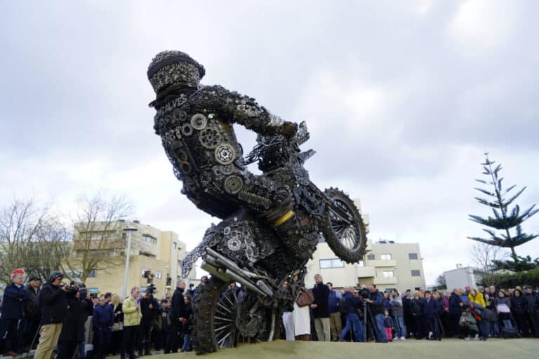 Esposende eterniza Paulo Gonçalves com escultura de 27 mil peças mecânicas