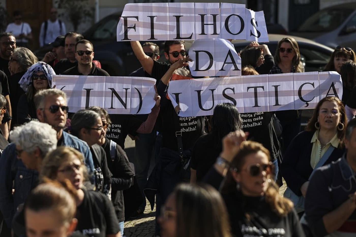 Oficiais de justiça iniciam vigília à frente da Assembleia da República
