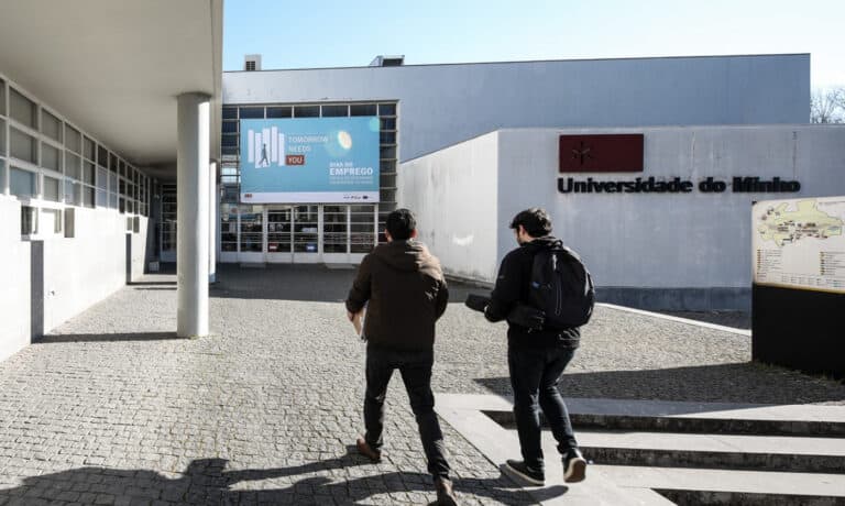 Taxa de pobreza subiu entre quem tem ensino básico e ensino superior&nbsp;