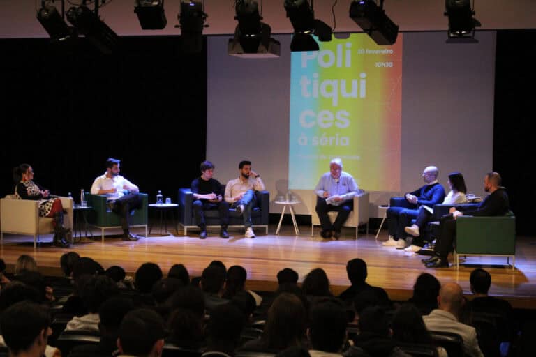 Jovens de escolas secundárias de Braga trocam sala de aula por debate de ‘jotas’