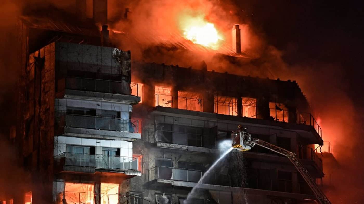 Autoridades admitem 15 desaparecidos no fogo de Valência que fez quatro mortos