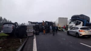 A28 cortada em Vila o Conde após despiste de camião que transportava carros&nbsp;