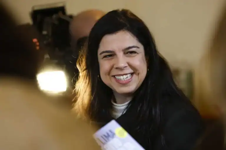 Inês Sousa Real em Braga defende Hospital público e lança bicada a IL