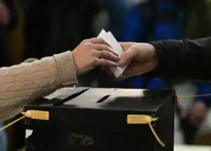 Primeiros números da apuração dão liderança para AD