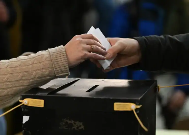 Primeiros números da apuração dão liderança para AD