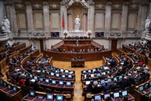 DBRS alerta para risco de parlamento bloqueado e atrasos na execução do PRR 